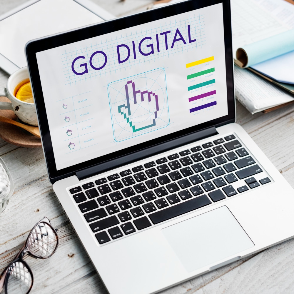Illustration d'une personne utilisant un ordinateur portable pour mettre en œuvre une stratégie de communication digitale adaptée au marché de Clermont-Ferrand en 2024